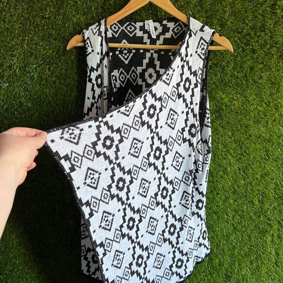 Studio Y Tribal Sleeveless Knit Vest - Picture 5 of 6